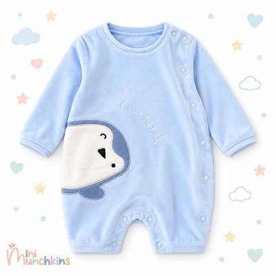 Pelele azul con pingüino · fotografía del catálogo de Mini Munchkins
